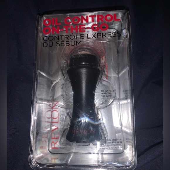 Revlon Oil Control On The Go Oil Absorbing Roller NEW - Picture 1 of 2